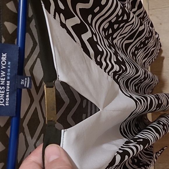 Black and  White Pattern Shell Top - Picture 2 of 3